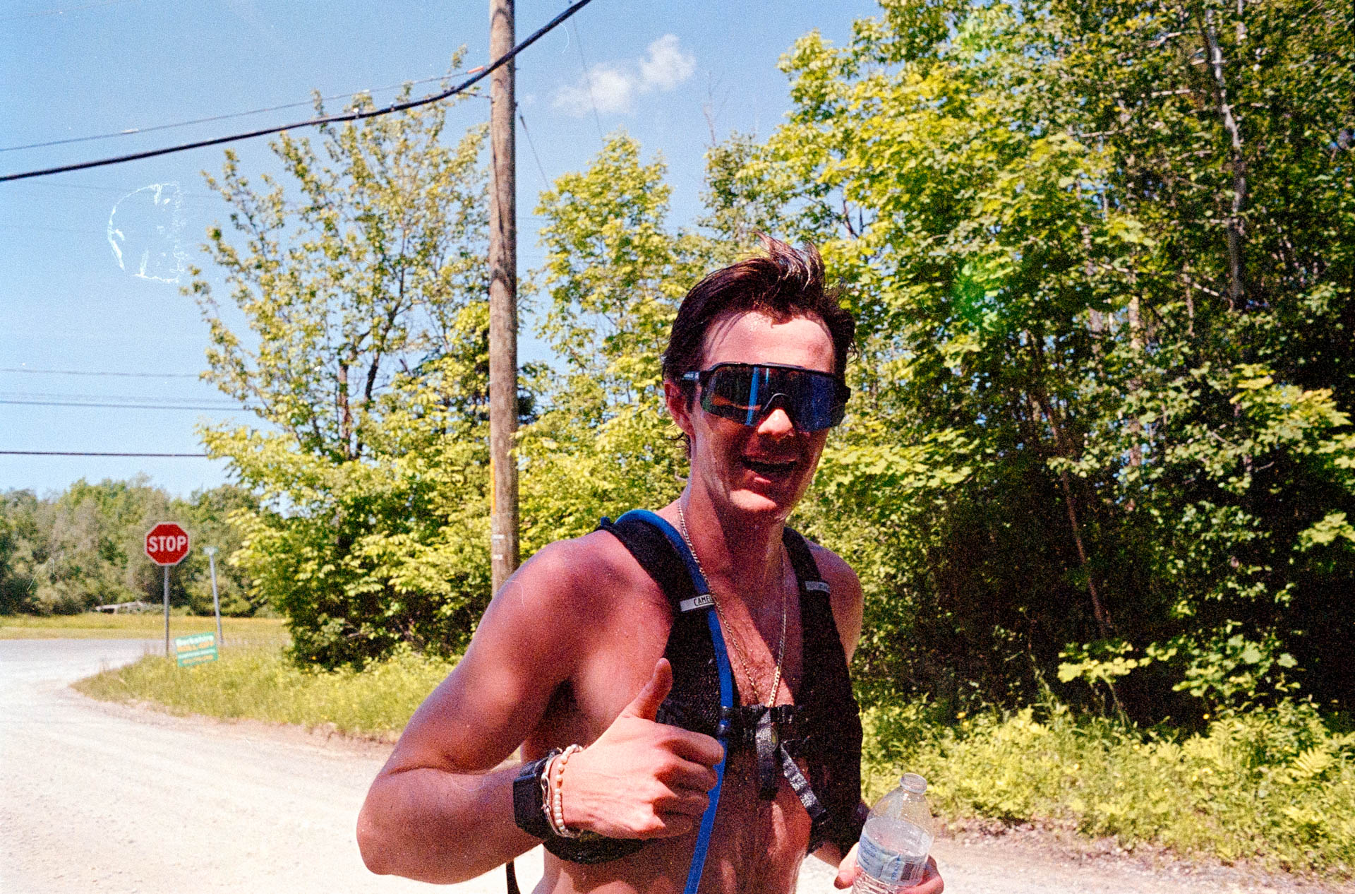 Runner giving a thumbs up on the course